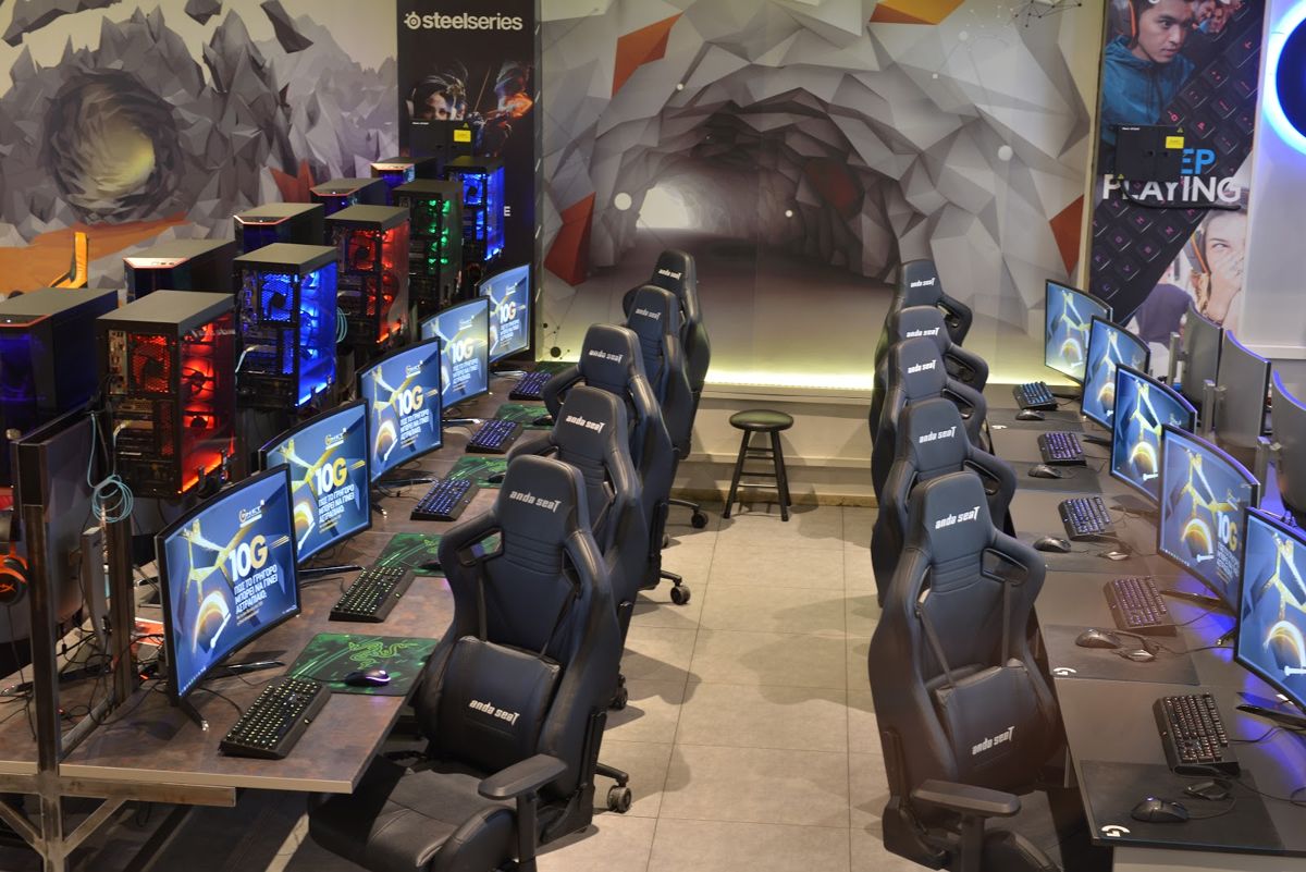 Η αίθουσα gaming του Gnet Plus Όλγας με σειρές από gaming PC και καρέκλες