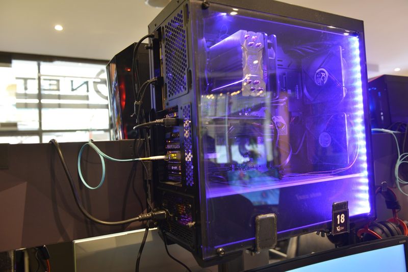 Gaming PC με διάφανο κουτί και μωβ φωτισμό
